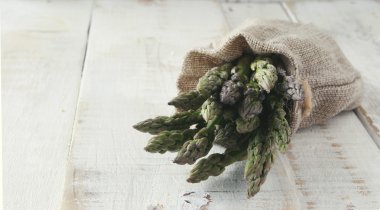 Demet kuşkonmaz tahta bir masanın üzerinde yatan 