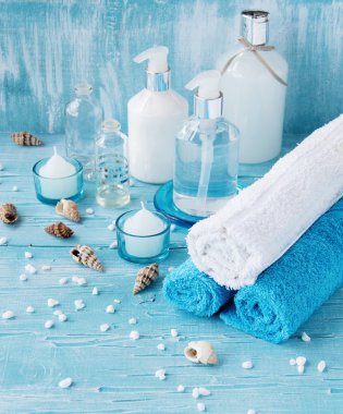 Yatan ve mum Spa set beyaz çiçekler