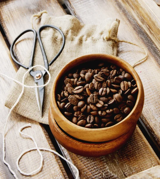 Szemes kávé, egy fából készült tál vászon táska — Stock Fotó