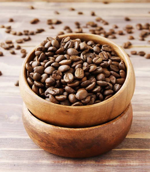 Granos de café en un tazón de madera —  Fotos de Stock
