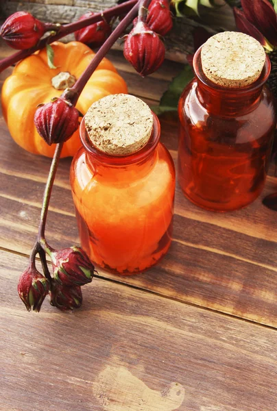 Orange glasflaskor med salt och olja för spa — Stockfoto