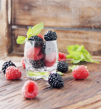 siyah çilek ve ahududu bir cam fincan