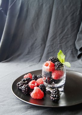 siyah çilek ve ahududu bir cam fincan