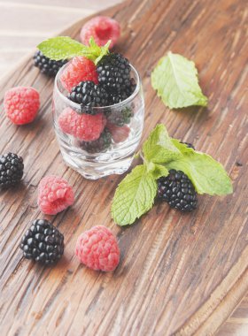 siyah çilek ve ahududu bir cam fincan