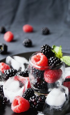 siyah çilek ve ahududu bir cam fincan