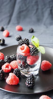 siyah çilek ve ahududu bir cam fincan