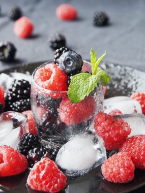 siyah çilek ve ahududu bir cam fincan