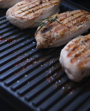 tavuk göğsü otlar baharat ızgara, seçici odak ile