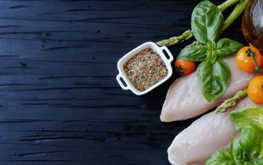 otlar baharatlar ile çiğ tavuk göğsü