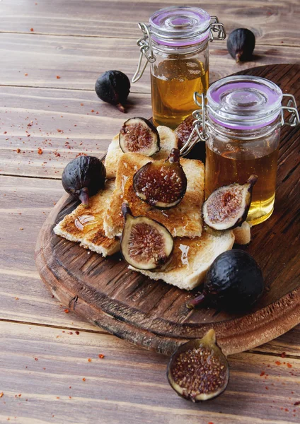 Кусочки тоста с инжиром и медом — стоковое фото