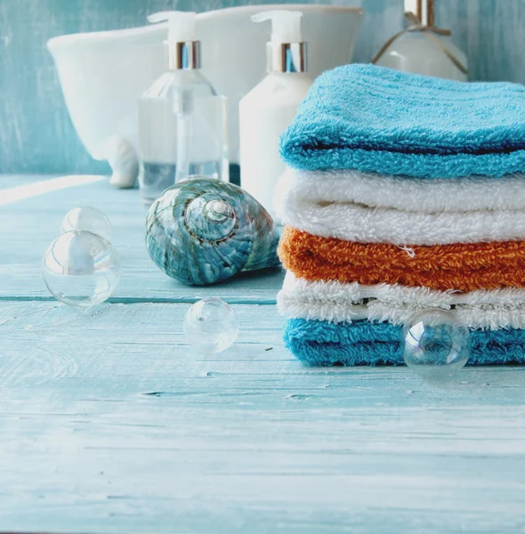 renkli havlu ve banyo ördeği masanın üzerine yığını