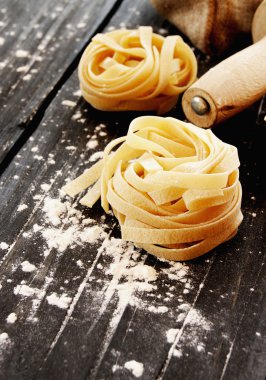 Pişmemiş makarna un masada, seçici odak ile