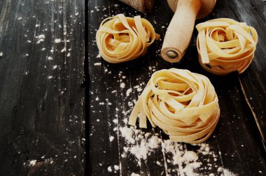 Pişmemiş makarna un masada, seçici odak ile