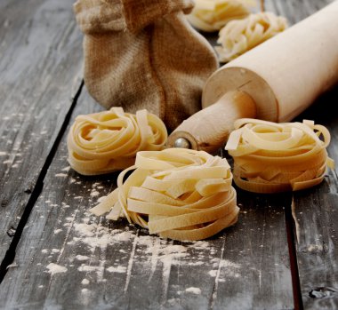 Pişmemiş makarna un masada, seçici odak ile