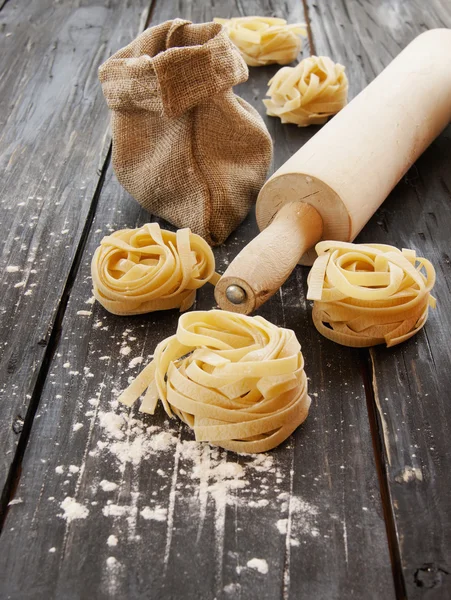 Massa não cozida com farinha na mesa, foco seletivo — Fotografia de Stock