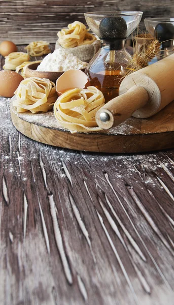 टेबल पर आटा के साथ अखरोट पास्ता, चयनित ध्यान — स्टॉक फ़ोटो, इमेज