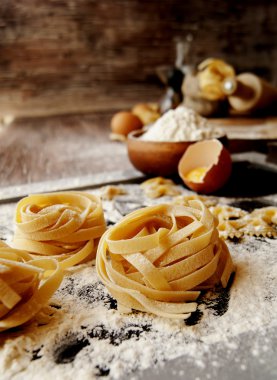 Pişmemiş makarna un masada, seçici odak ile