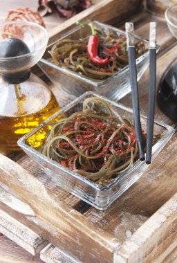 Deniz yosunu ve yemek çubukları, açık ahşap masa