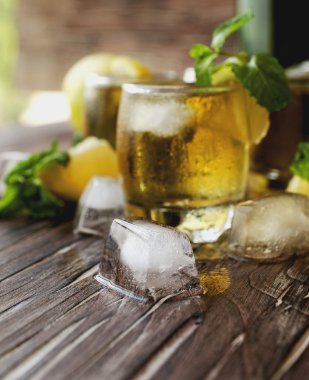 Bardak viski nane ve limon ile