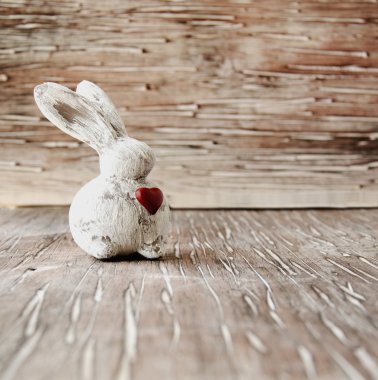 Clay Paskalya tavşanı ahşap bir masa üzerinde