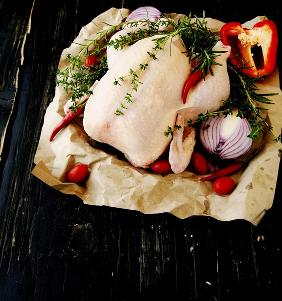 Rohes Huhn mit Kräutern Gewürzzutaten, selektiver Fokus — Stockfoto