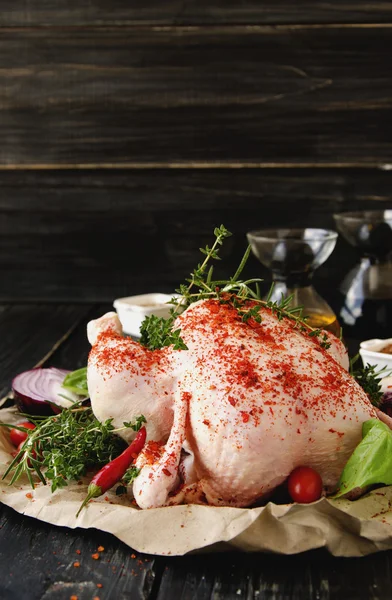 Rohes Huhn mit Kräutern Gewürzzutaten, selektiver Fokus — Stockfoto