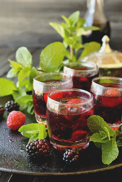 Jugo de bayas en un vaso con bayas, enfoque selectivo —  Fotos de Stock