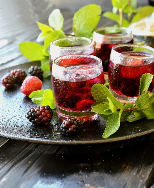 Berry juice i ett glas med bär, selektiv inriktning — Stockfoto