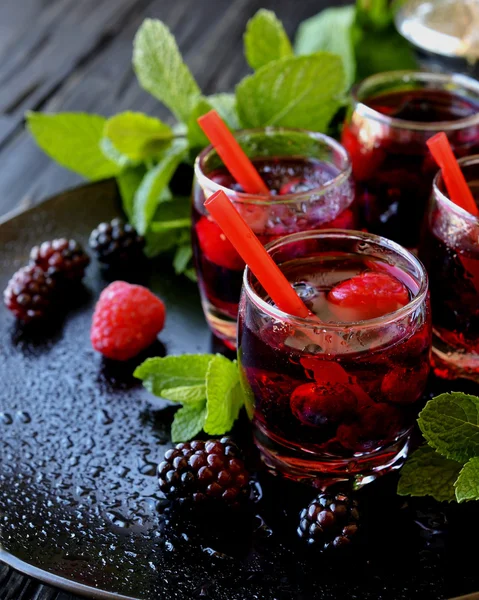 Jugo de bayas en un vaso con bayas, enfoque selectivo —  Fotos de Stock