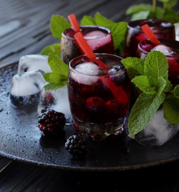 meyve suyu bir bardak çilek, seçici odak ile