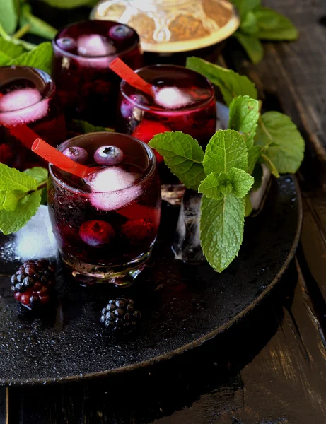 Berry juice i ett glas med bär, selektiv inriktning — Stockfoto