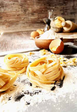 Pişmemiş makarna un masada, seçici odak ile