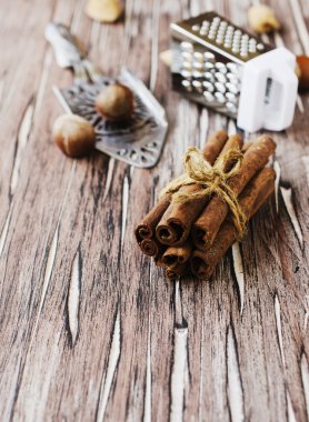 Tarçın ile fındık ve çiçek demeti