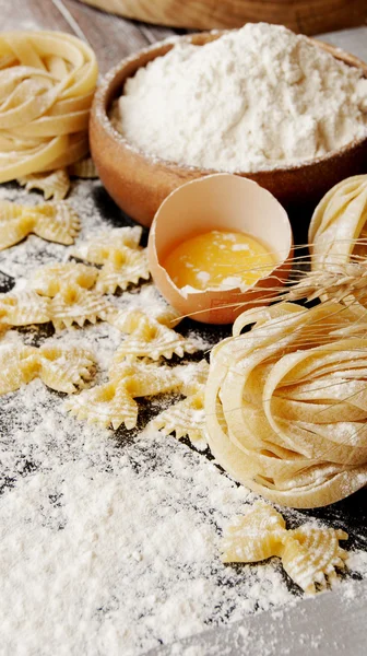 Uncooked pasta with flour on the table, selective focus — Stock Photo, Image