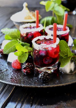 meyve suyu bir bardak çilek, seçici odak ile