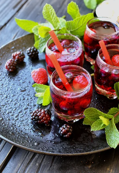 Berry juice i ett glas med bär, selektiv inriktning — Stockfoto