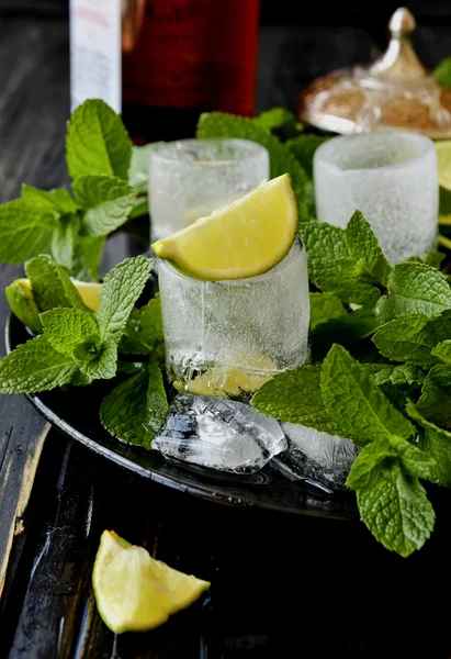 Vasos de hielo de whisky con menta y limón —  Fotos de Stock