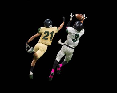 İnanılmaz sporcular, rekabetçi bir futbol maçında harika yakalayıp koşuyor.