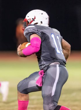 İnanılmaz sporcular, rekabetçi bir futbol maçında harika yakalayıp koşuyor.