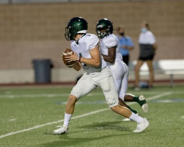 İnanılmaz sporcular, rekabetçi bir futbol maçında harika yakalayıp koşuyor.