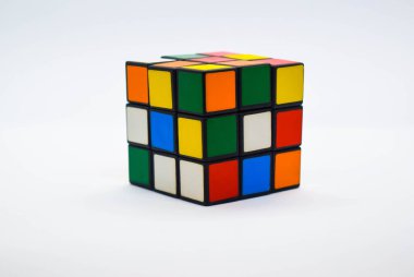 Poltava, Ukrayna - 1 Mayıs 2021: Beyaz arkaplanda renkli Rubik küpü