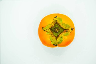 Beyaz arka planda olgun portakal hurması (Diospyros kaki)