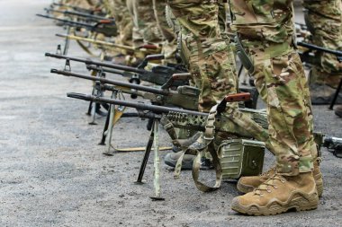 Tatbikat sırasında makineli tüfekler ordunun yanında duruyordu.