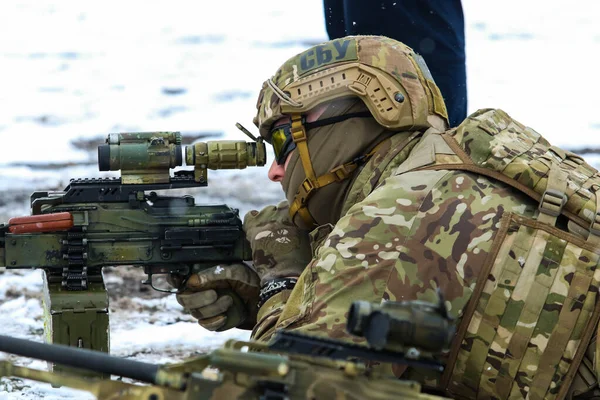 Poltava, Ukrayna - 6 Mart 2021: Ukrayna Güvenlik Servisi savaşçıları (SBU, Ukraynaca:) kışın sahada eğitim sırasında makineli tüfekle