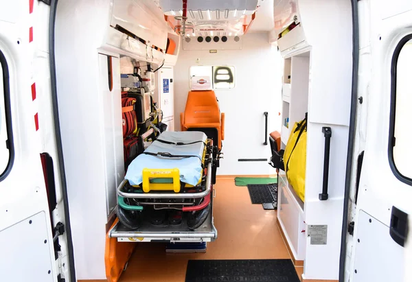 Poltava, Ukrayna - 29 Nisan 2021: Ambulansta tıbbi malzeme