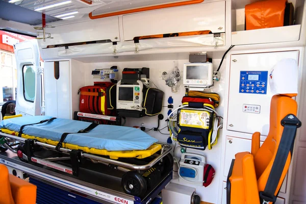 Poltava, Ukrayna - 29 Nisan 2021: Ambulansta tıbbi malzeme