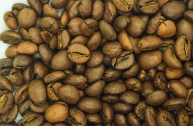 Taze kavrulmuş kahve çekirdeği.