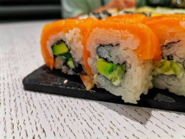 Suşi rulosu, somon balıklı, adı Philadelphia.
