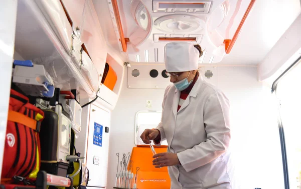ポルタバ島 ウクライナ エイプリル社2021 医師がコロナウイルス患者の検査を実施 — ストック写真