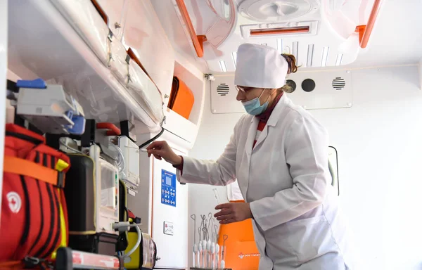 ポルタバ島 ウクライナ エイプリル社2021 医師がコロナウイルス患者の検査を実施 — ストック写真